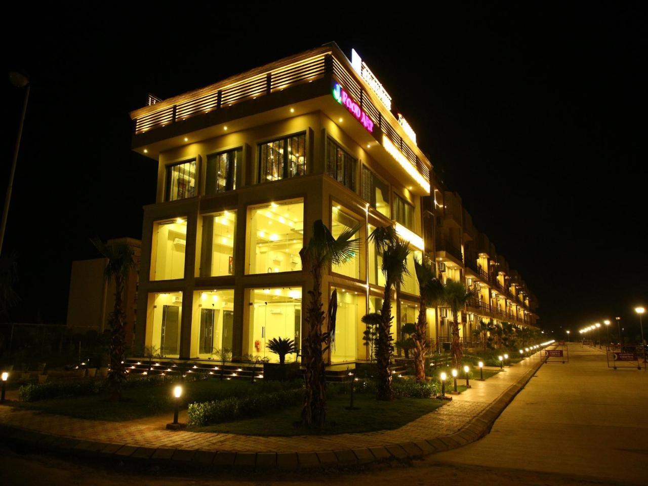 Anandam Clarks Inn Suites Vrindāvan Exteriér fotografie