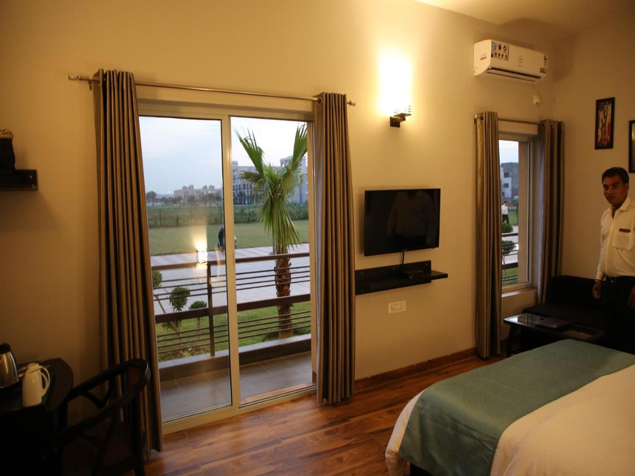Anandam Clarks Inn Suites Vrindāvan Exteriér fotografie