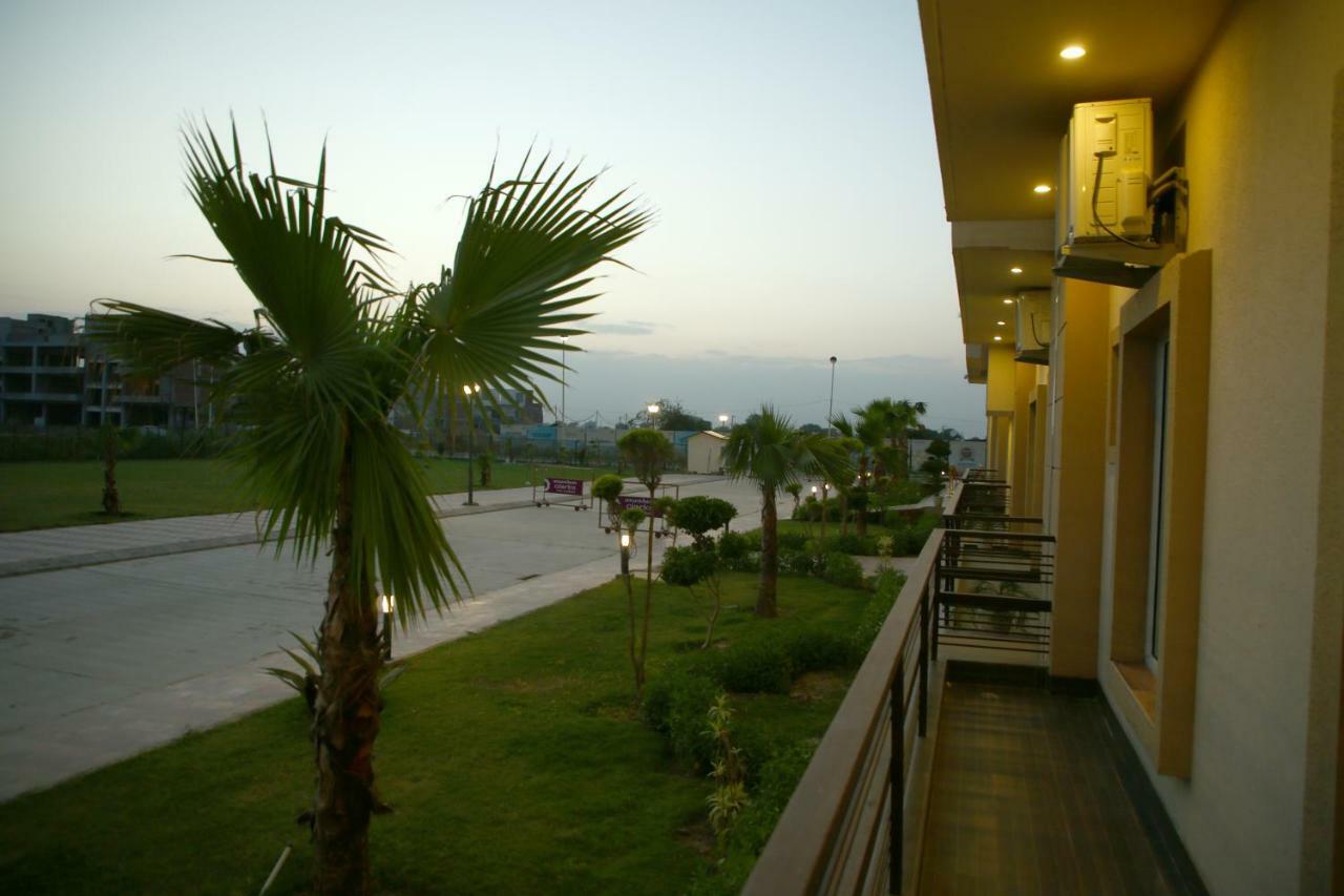 Anandam Clarks Inn Suites Vrindāvan Exteriér fotografie
