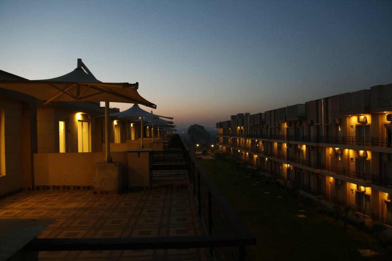 Anandam Clarks Inn Suites Vrindāvan Exteriér fotografie