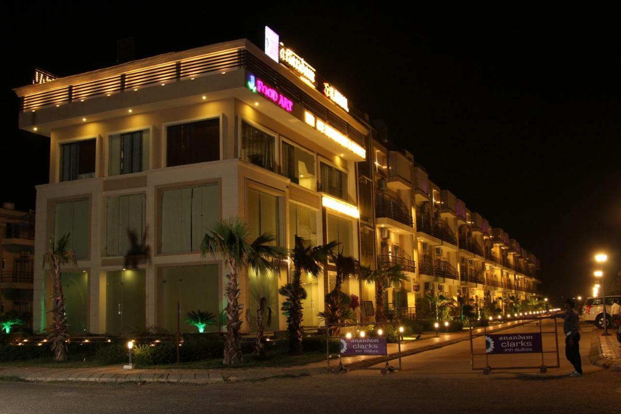 Anandam Clarks Inn Suites Vrindāvan Exteriér fotografie